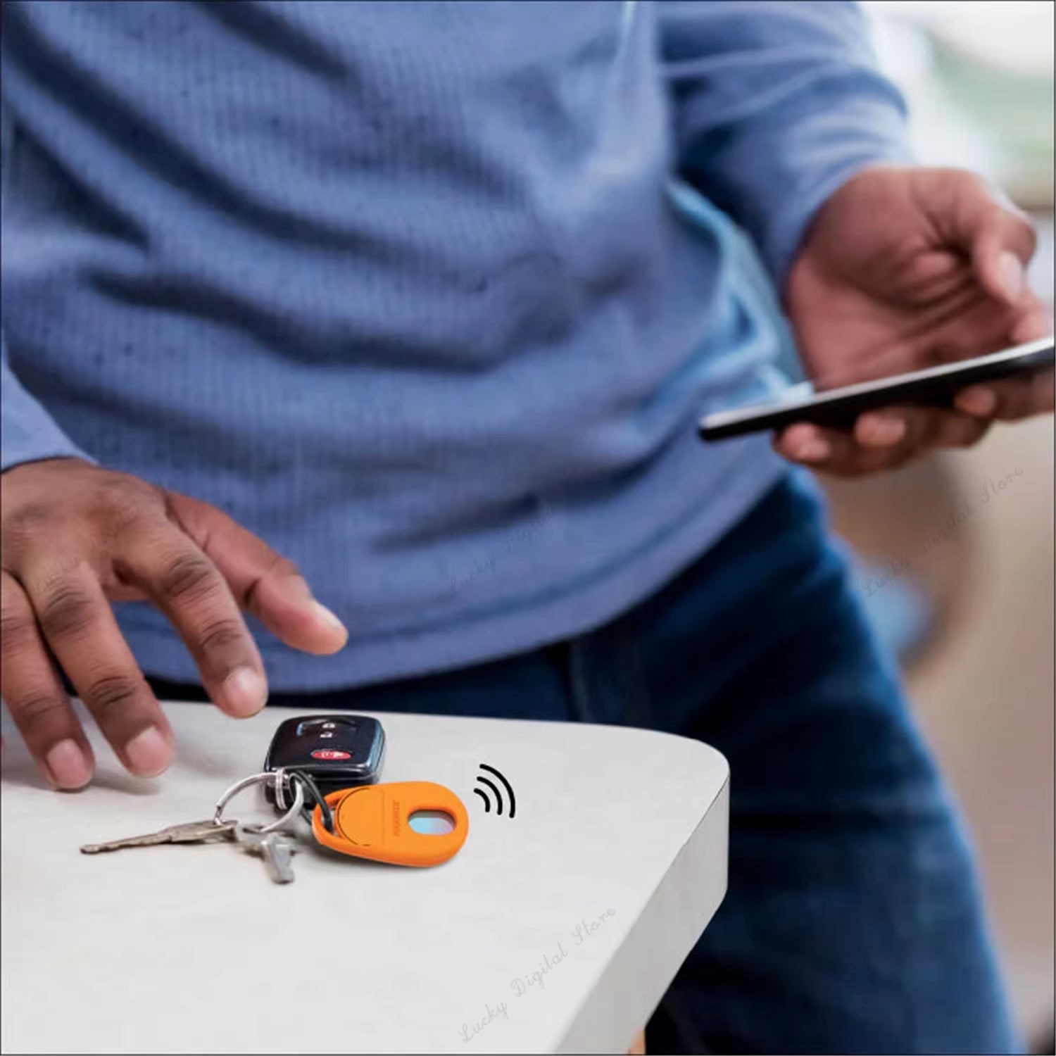 MOMAX PinGuard: Smart Tracker & Hidden Camera Detector with Apple Find My Integration